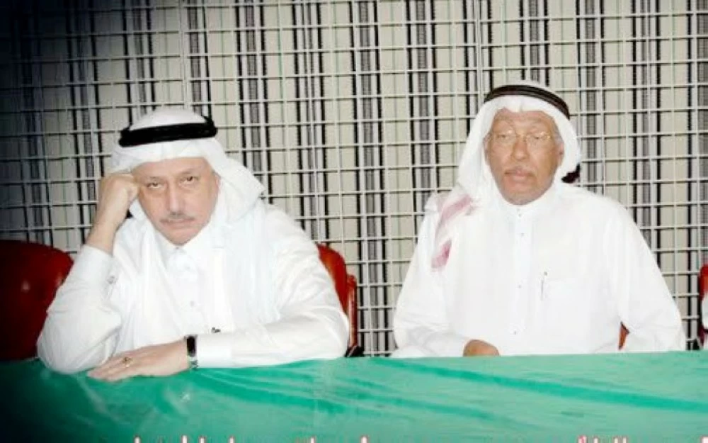 الراحلان محمد رجب وسراج عمر في ندوة فنية أقيمت في جدة 2007.  (تصوير: خالد الجارالله)