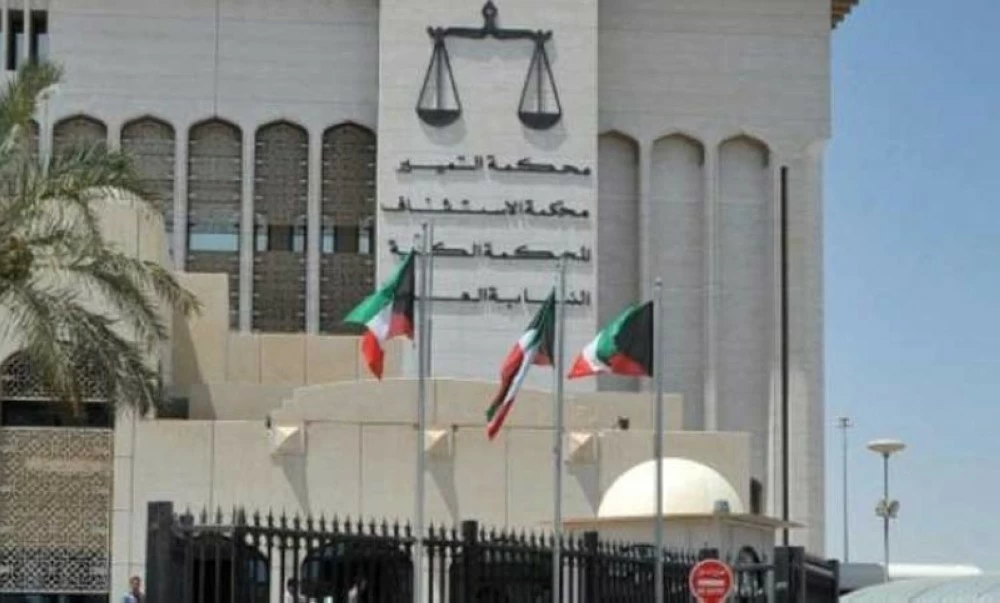 السجن 5 سنوات لموظف تقاضى رواتب لـ 10 سنوات بالكويت