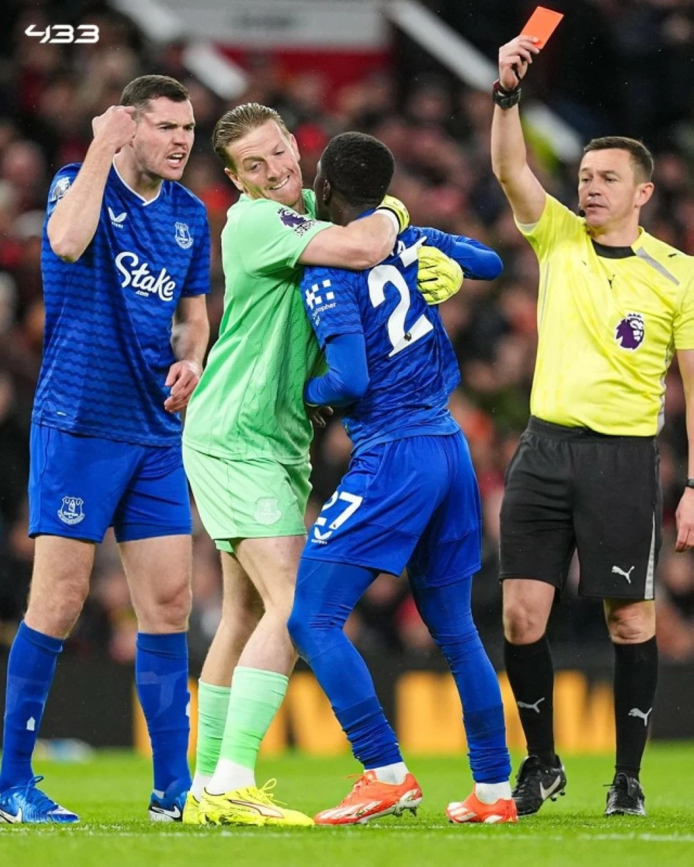 لحظة شجار إدريسا غاي مع زميله مايكل كين