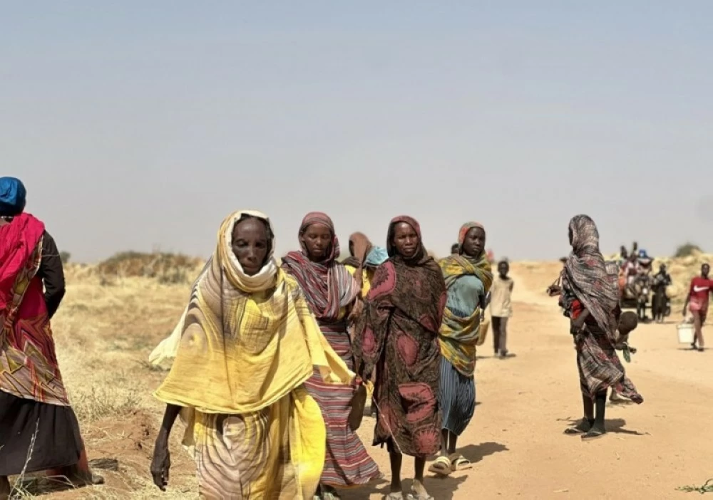 سودانيات في طريقهن إلى مخيمات الطويلة بعد فرارهن من مخيم زمزم للنازحين. (إ ب أ)