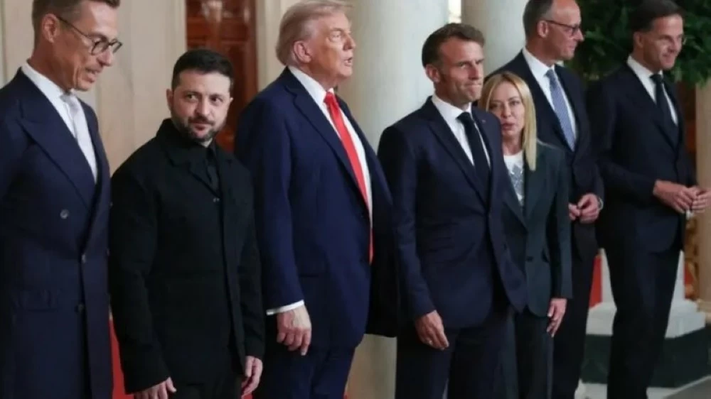 ترمب يتوسط ماكرون وزيلينسكي.