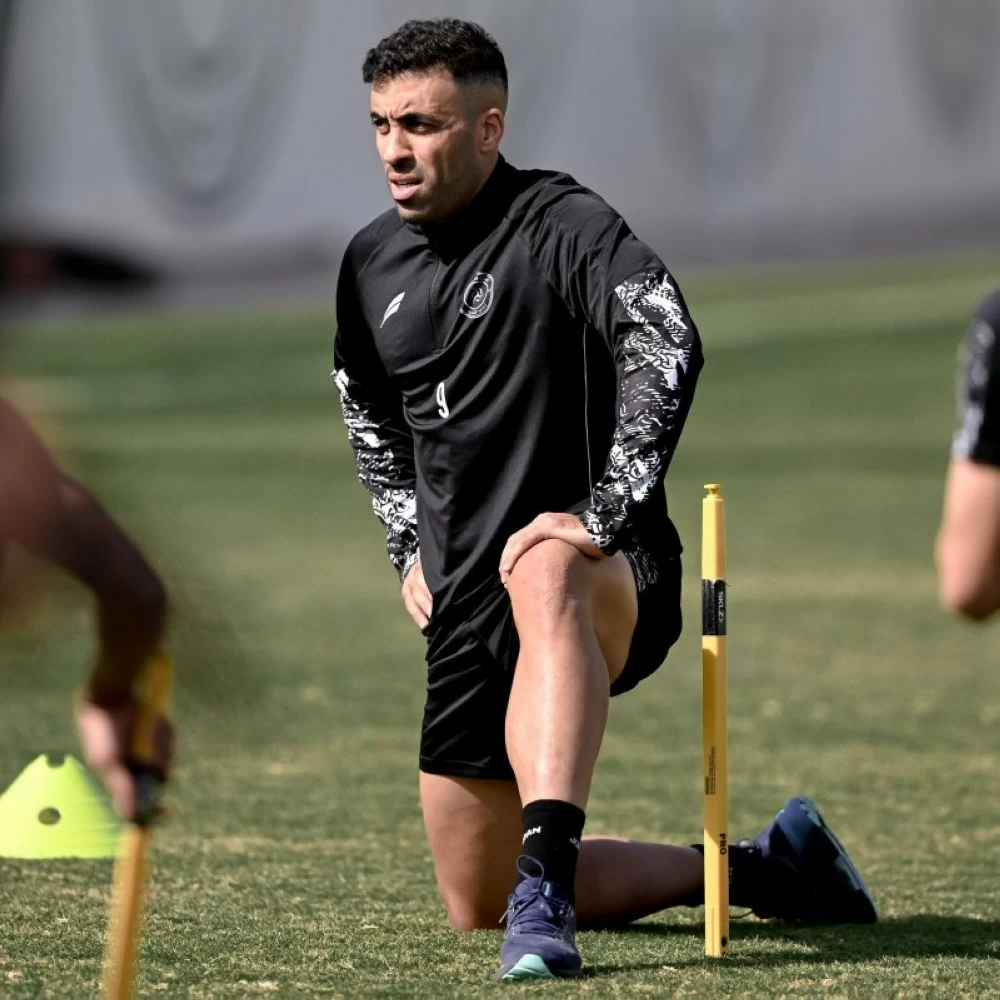 عبدالرزاق حمدالله بقميص الشباب