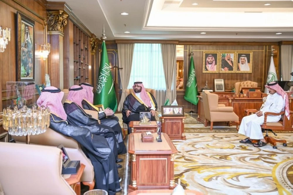 أمير جازان يلتقي أمين صندوق الشهداء والمصابين.