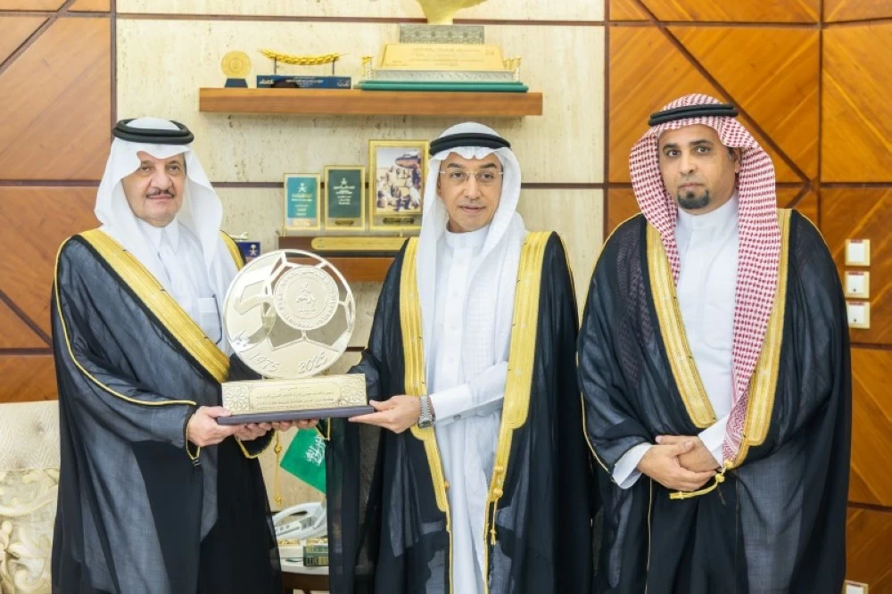 أمير المنطقة الشرقية يتسلم درعا تذكارية بمناسبة مرور خمسين عاما على تأسيس الاتحاد العربي لكرة اليد.