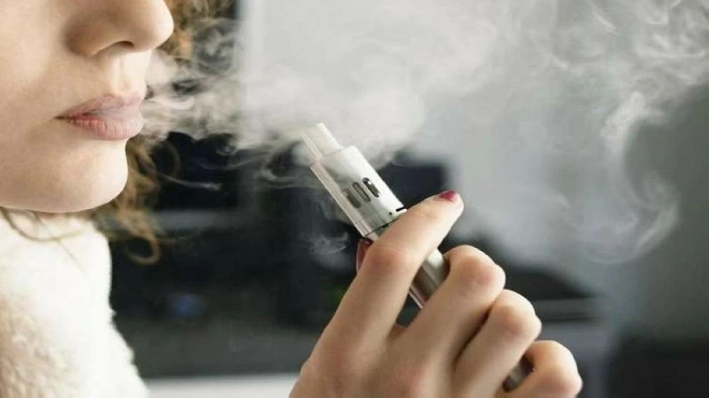 بسبب السجائر الإلكترونية.. امرأة تفقد قدرتها على الكلام والقراءة!
