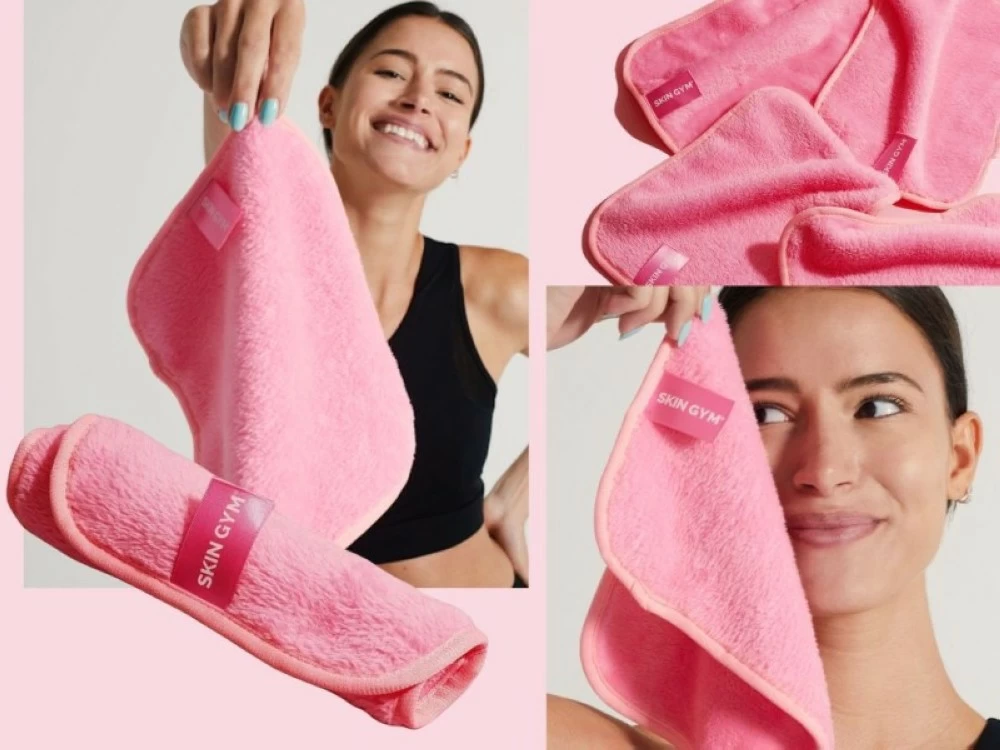 منشفة المايكروفايبر.. أداة التجميل التي تختصر روتين إزالة المكياج