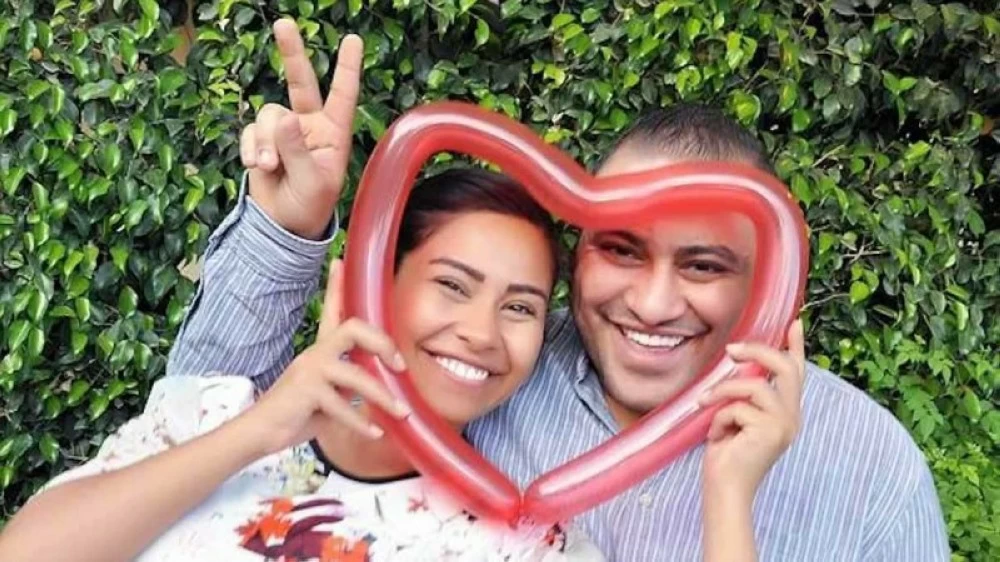 الفنانة شيرين عبدالوهاب مع شقيقها.