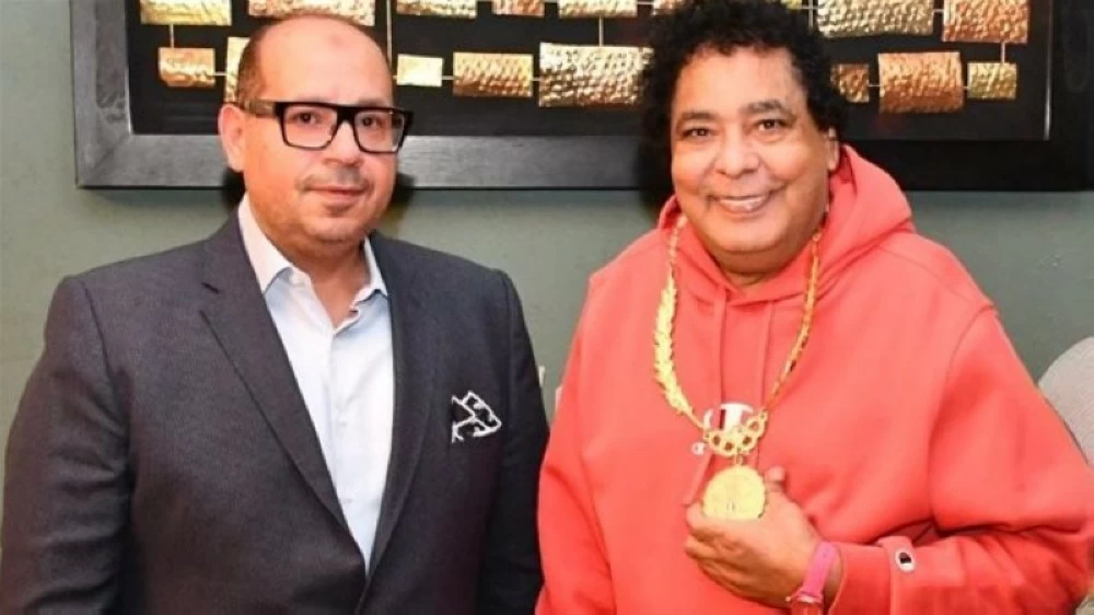 الفنان المصري محمد منير متقلداً قلادة العظماء.