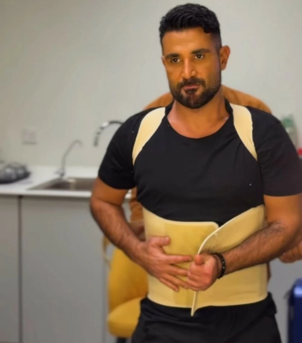 أحمد سعد يثير القلق بظهوره برباط طبي.. ويعلن عن حفله القادم