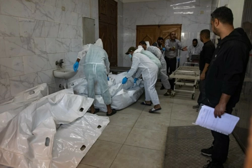  رفات وجثث لفلسطينيين مجهولي الهوية أعادتهم إسرائيل ليتم دفنهم في جنازة جماعية في خان يونس. (إ ب أ)