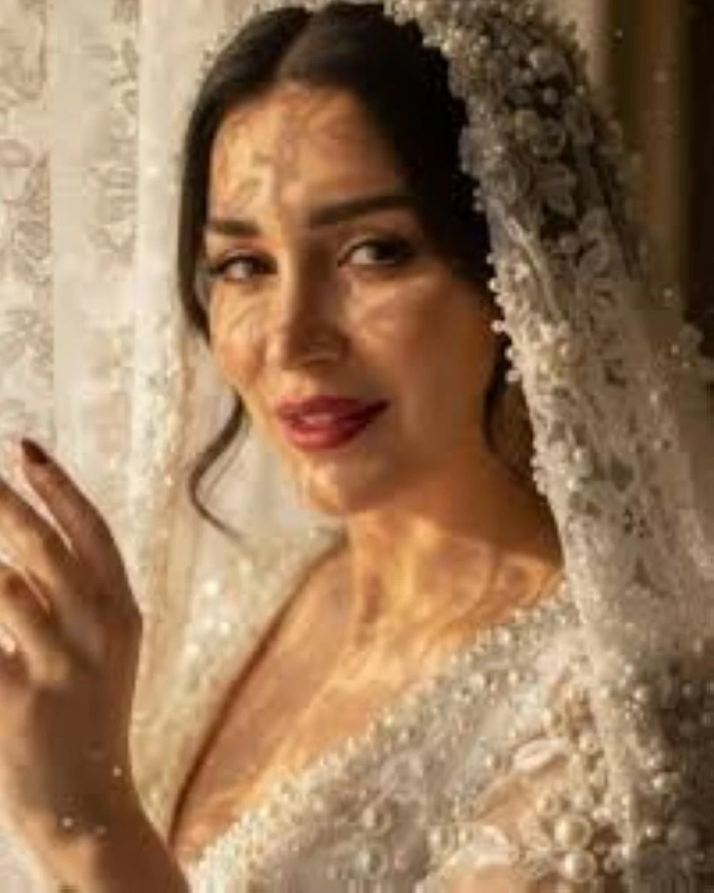 الصور التي نشرتها الفنانة مي عز الدين.