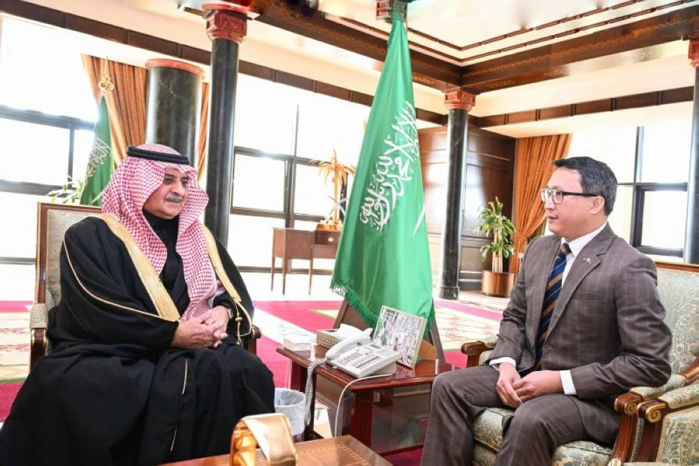 الأمير فهد بن سلطان في حديث مع القنصل العام للفلبين بجدة. (واس)