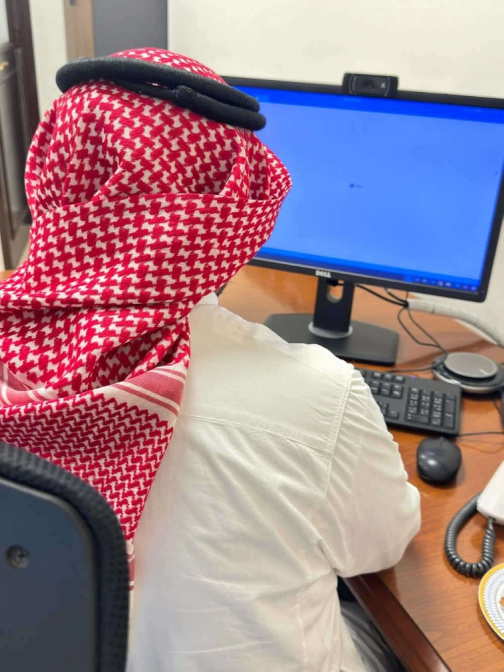 ارتداء الزي الوطني في القطاع الخاص. (عكاظ)