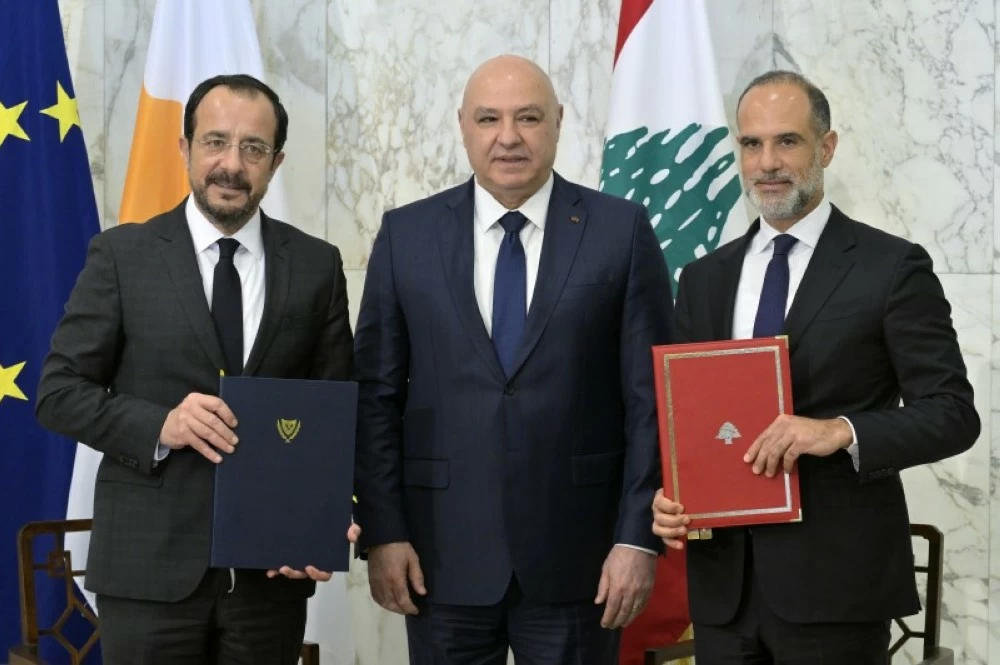 الرئيس اللبناني جوزيف عون (وسط)، والرئيس القبرصي نيكوس خريستودوليدس (يسار) ووزير الأشغال العامة اللبناني فايز رسامني (يمين) يقفون لالتقاط صورة بعد توقيعهم على الاتفاقية. (إ ب أ)