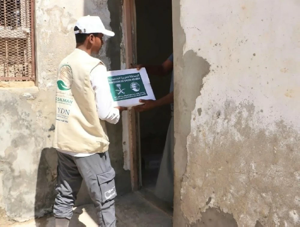 مركز الملك سلمان للإغاثة يوزّع 750 كرتون تمر في مديريتي الضليعة وغيل بن يمين بمحافظة حضرموت