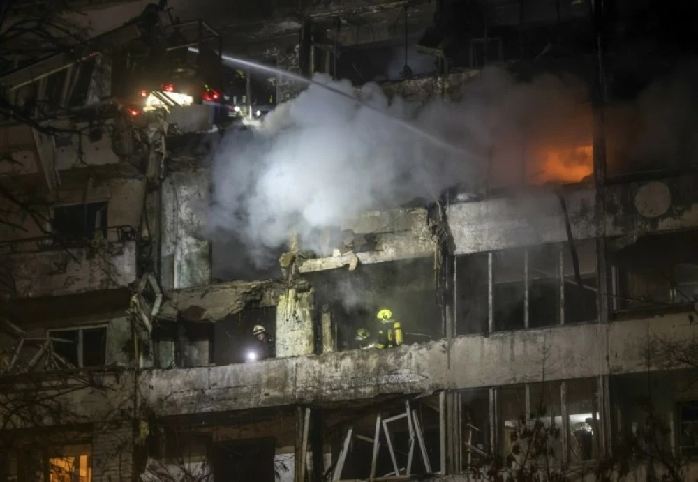  رجال الإنقاذ الأوكرانيون في موقع غارة روسية على مبنى سكني في كييف. (إ ب أ)