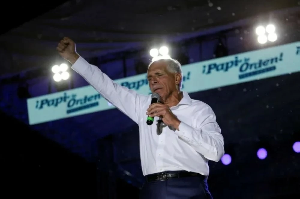 عصفورة خلال تجمع انتخابي.