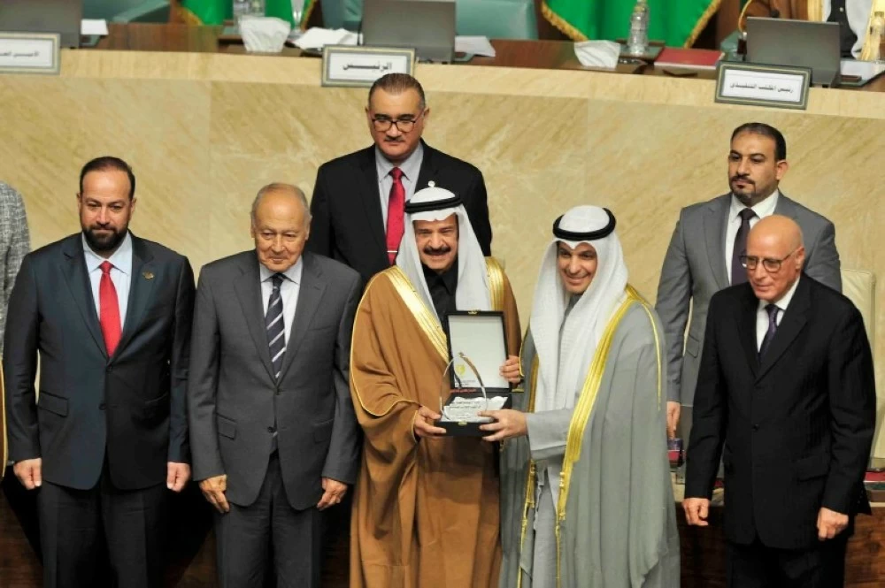 الجامعة العربية تكرم رئيس تحرير «الجزيرة» السعودية