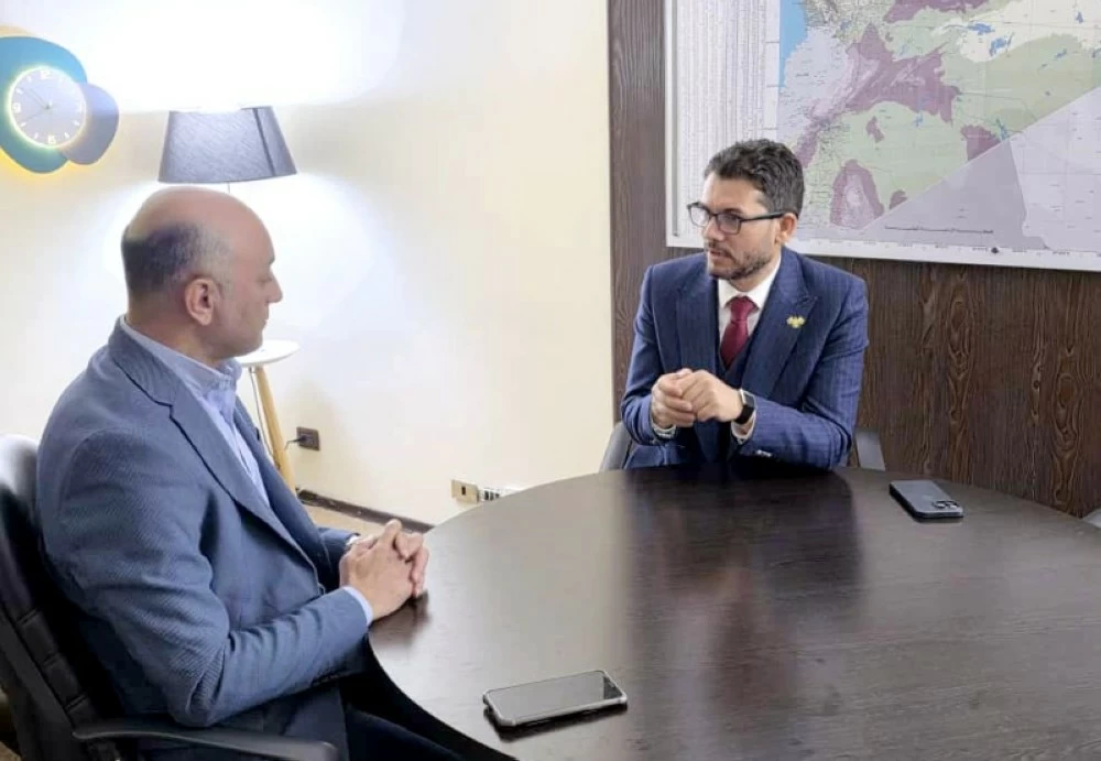 
عضو المجلس الأعلى للتنمية الاقتصادية فادي الأحمد يتحدث للزميل عبدالله الغضوي. 