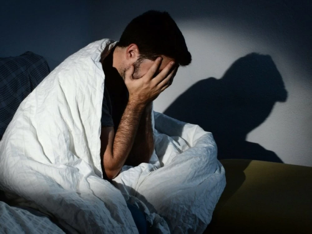 لماذا لا يتوقف ذهنك عن التفكير قبل النوم؟