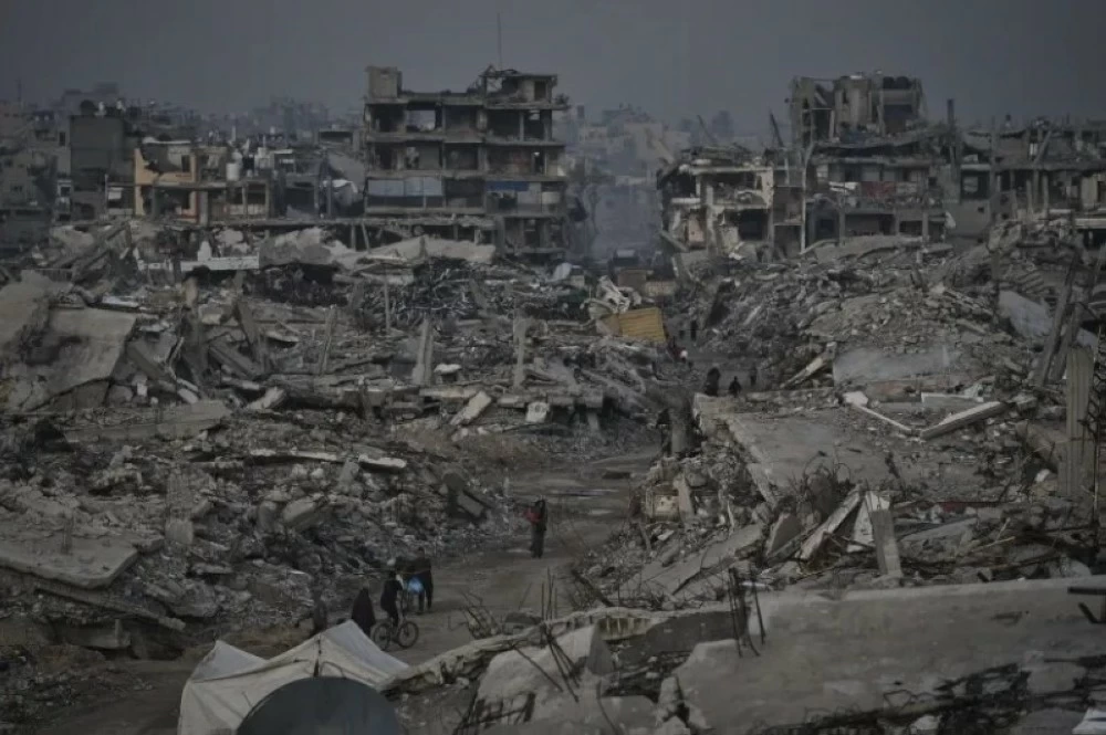 حطام ودمار في غزة بسبب الحرب الإسرائيلية .