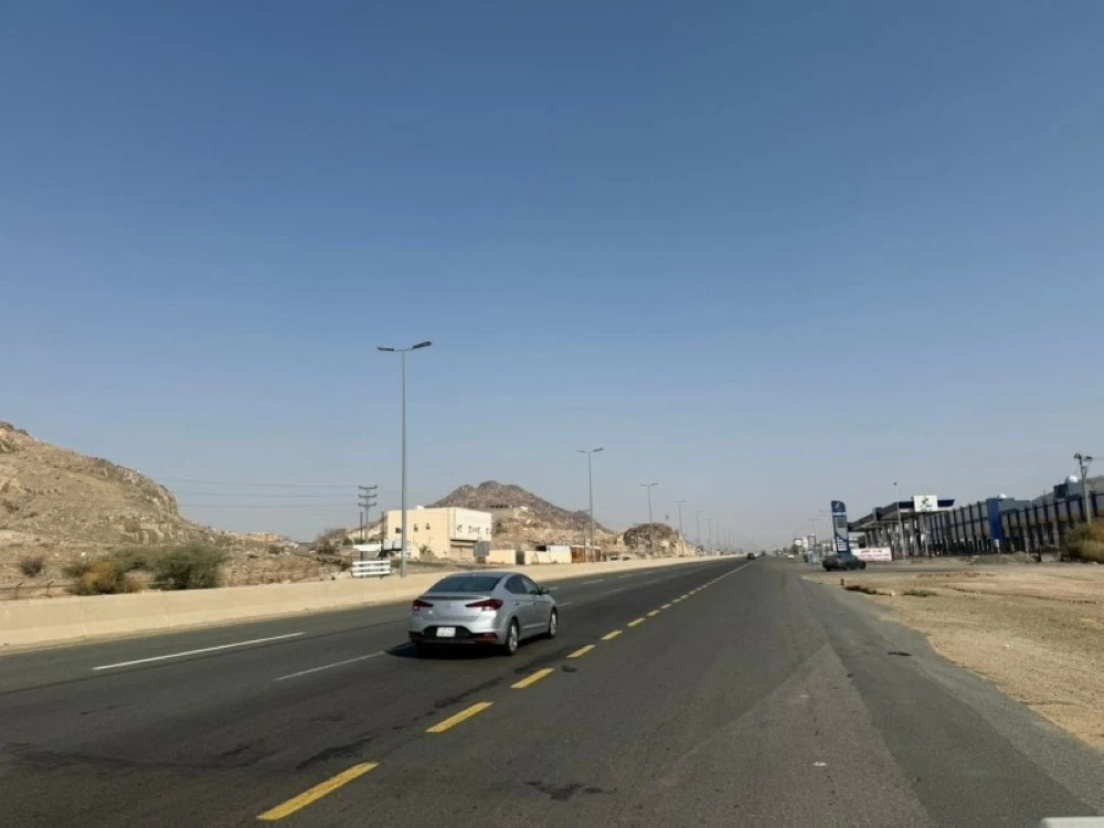 طريق الجعرانة.. تظهر حاجته إلى التشجير. (عكاظ)