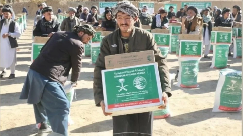 800 سلة غذاء وكرتون تمر لمتضرري زلزال شمال أفغانستان