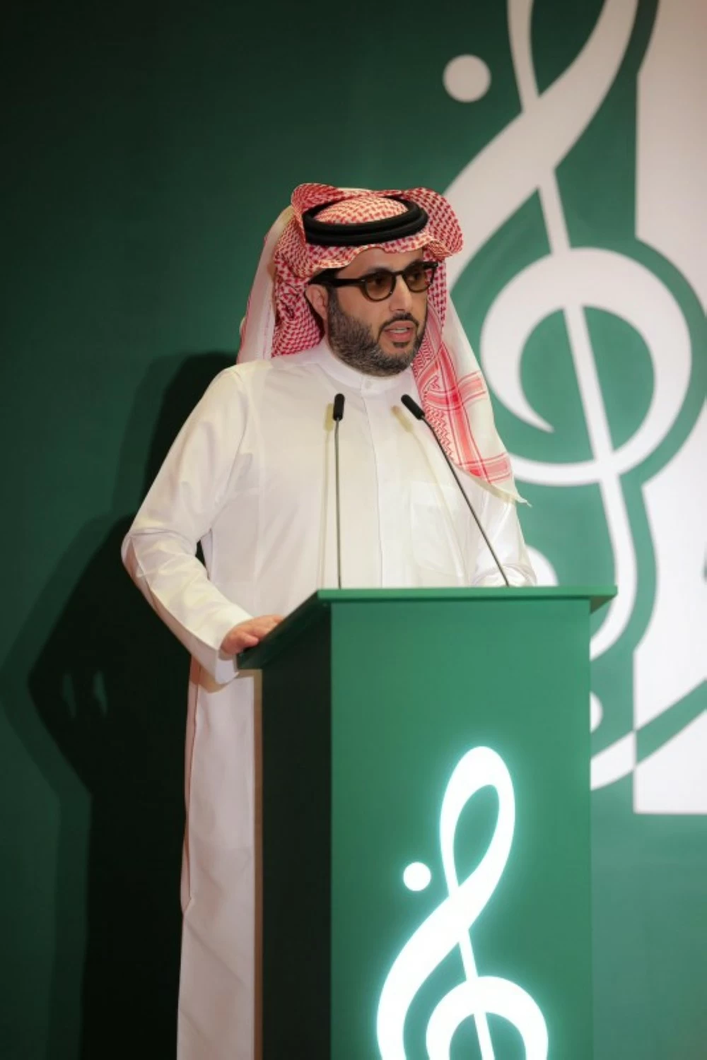 المستشار تركي آل الشيخ متحدثاً في المؤتمر.