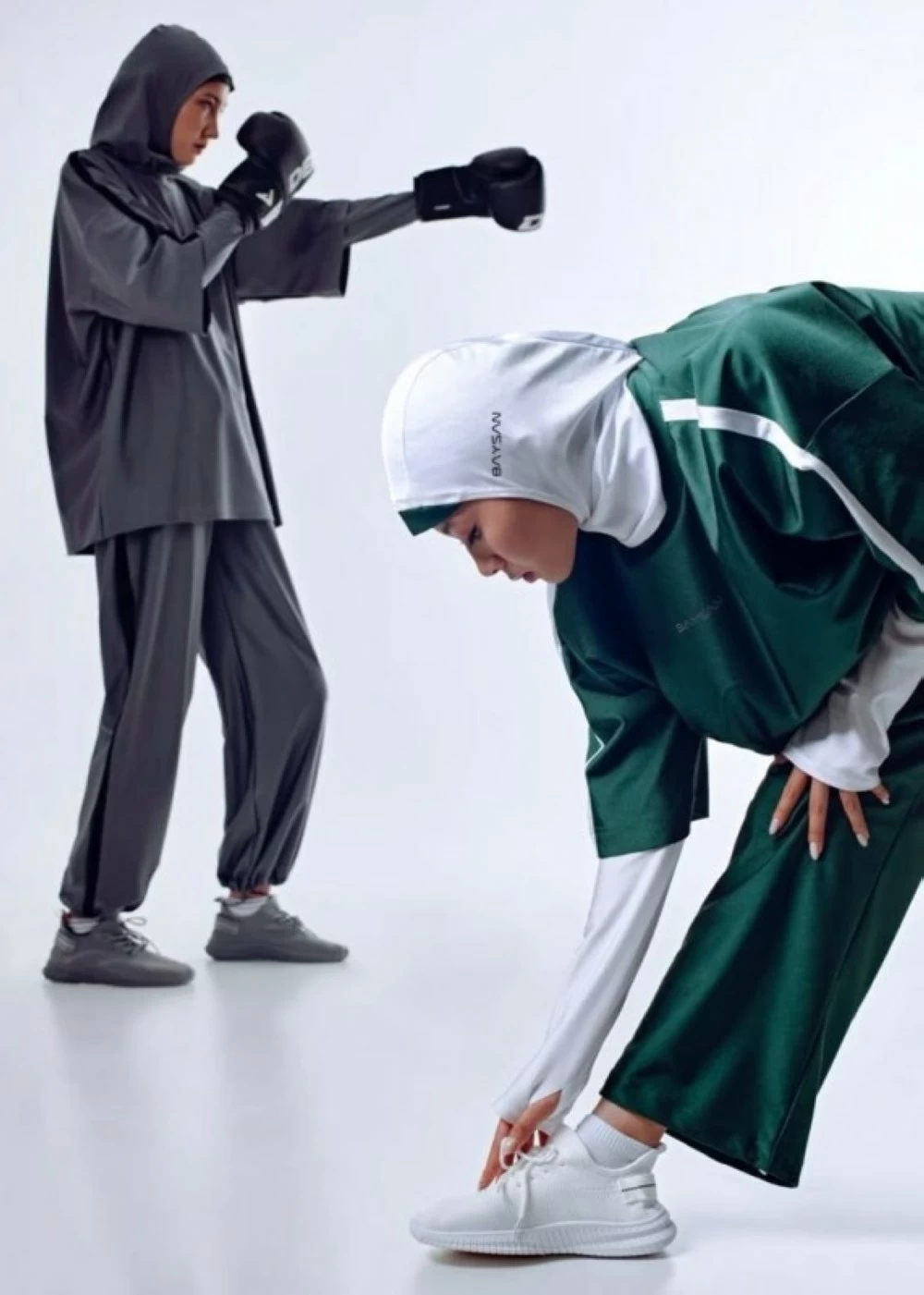 تضم الأزياء غطاء رأس رياضي مصمماً ليوفّر ثباتًا وراحة خلال التمارين.