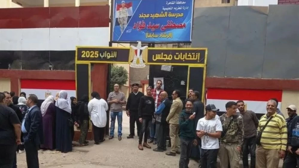 مصريون ينتظرون الإدلاء بأصواتهم.
