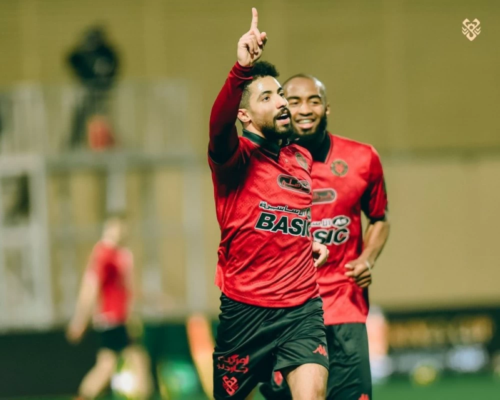 النجم هتان باهبري محتفلا بهز شباك الخليج