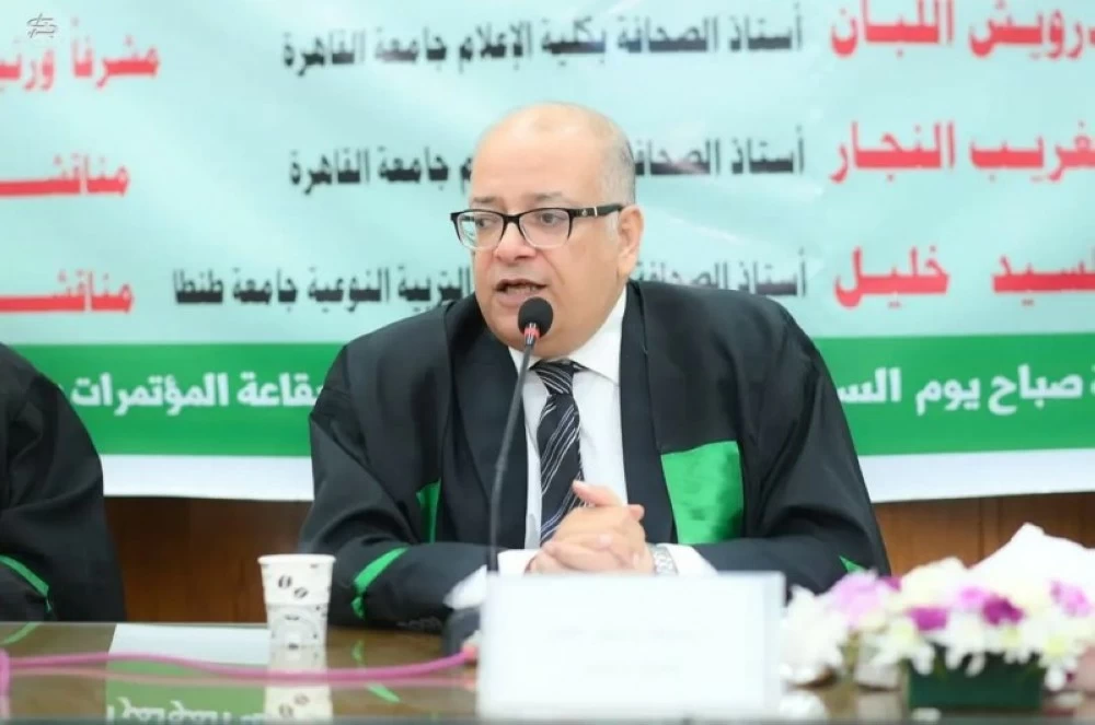 رئيس قسم الصحافة السابق بكلية الإعلام بجامعة القاهرة الأستاذ الدكتور شريف اللبان، خلال مناقشة رسالة ماجستير لباحثة سعودية.