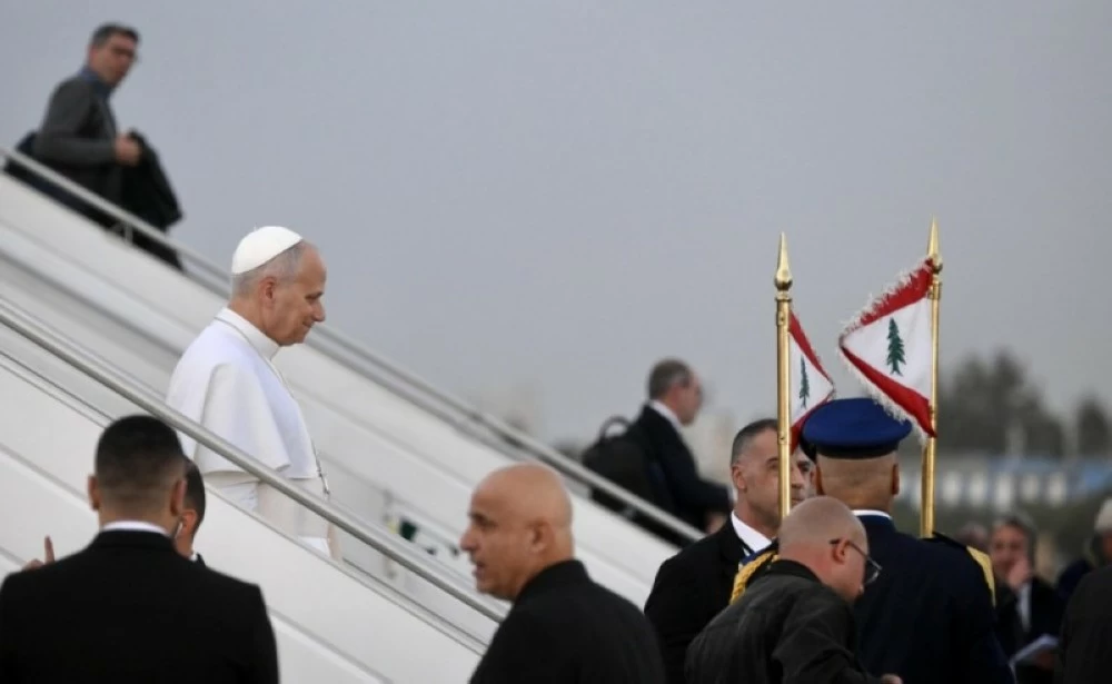 البابا لاوون الرابع عشر ينزل من الطائرة خلال حفل ترحيب في مطار بيروت  (إ ب أ)