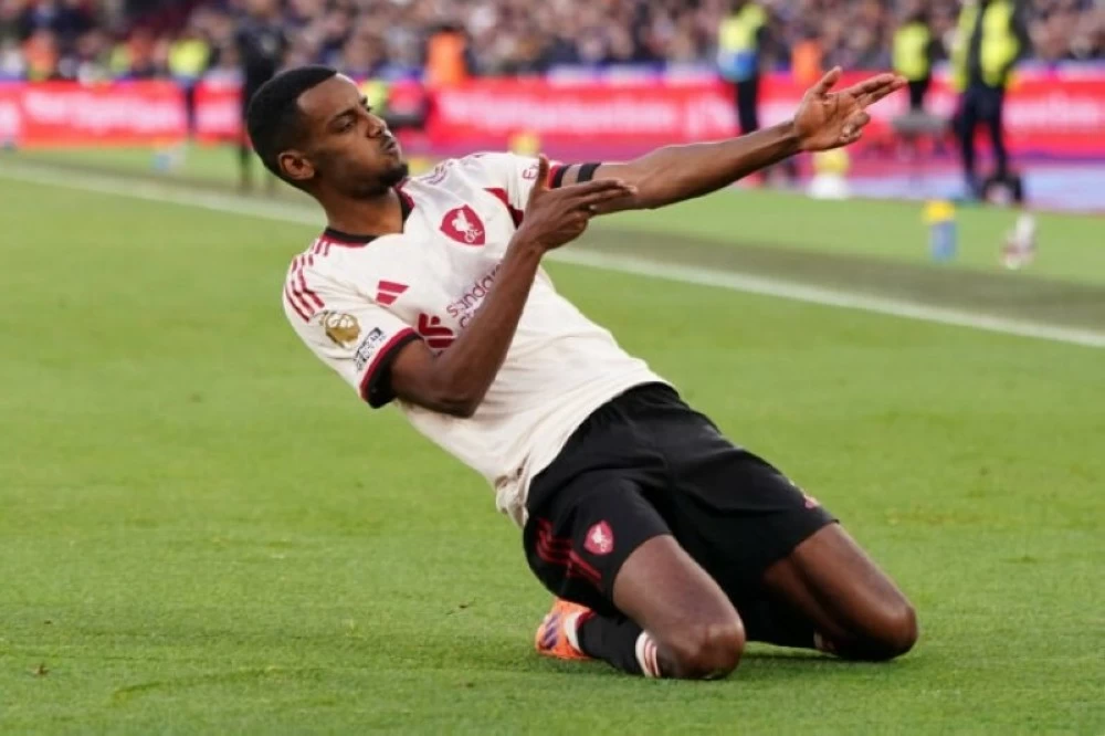 احتفال إيزاك بهدفه في مرمى وست هام.