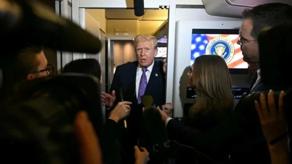 ترمب متحدثاً للصحفيين على متن الطائرة الرئاسية.