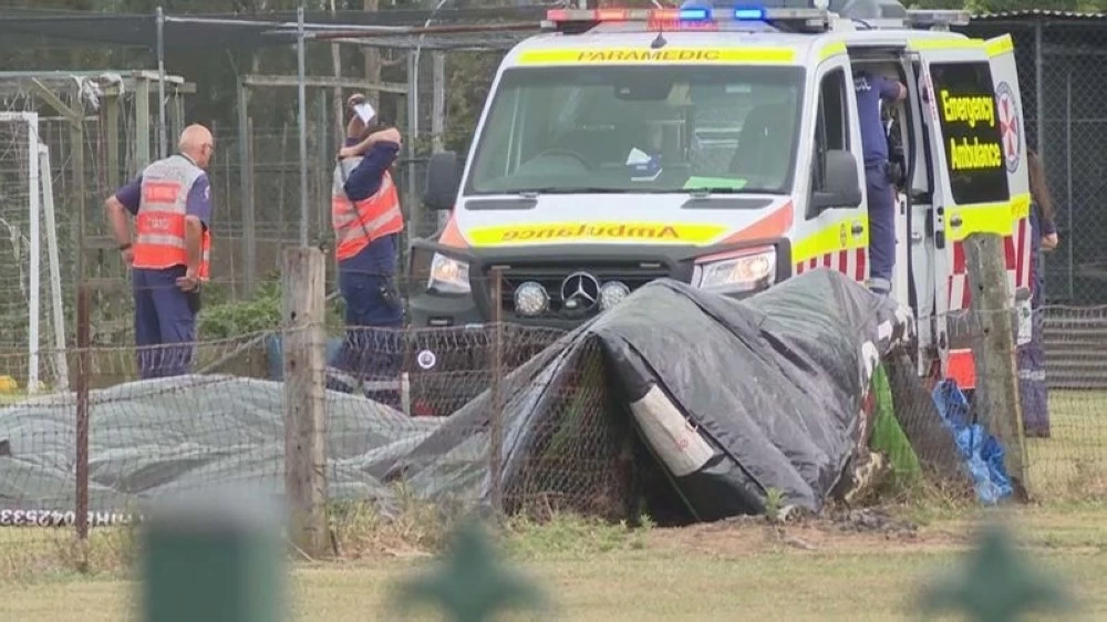 أفاد مسعفون أن الهيكل المطاطي انفصل عن الأرض جراء هبّة رياح قوية.