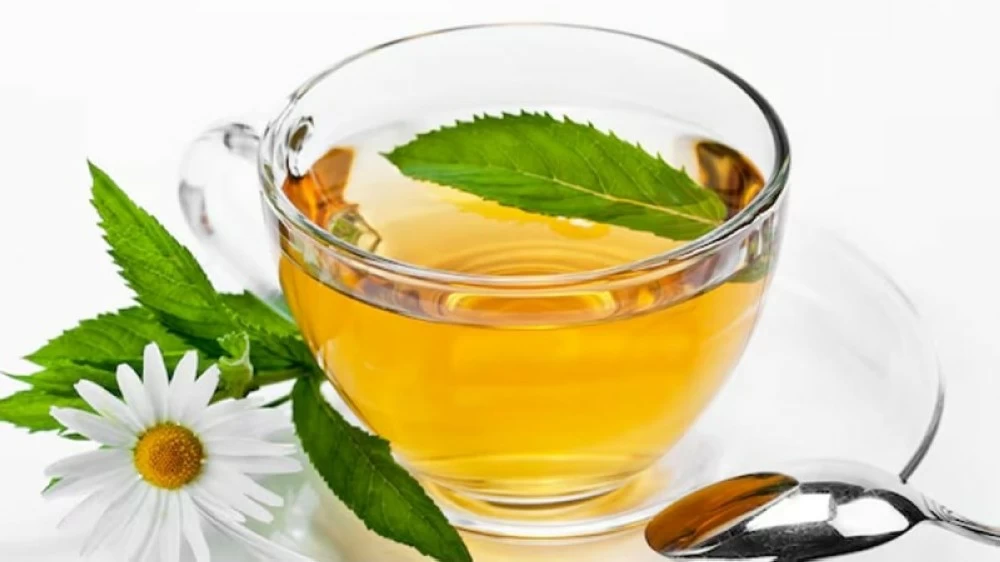 شاي الأعشاب يختلف عن التقليدي؛ فهو يُحضَّر من مزيج من الأعشاب الطبية التي تحمل خصائص علاجية طبيعية تساعد على تهدئة المعدة.