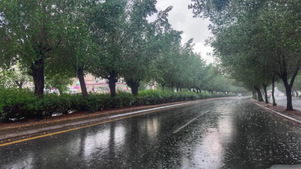 هطول أمطار خفيفة على العاصمة المقدسة.