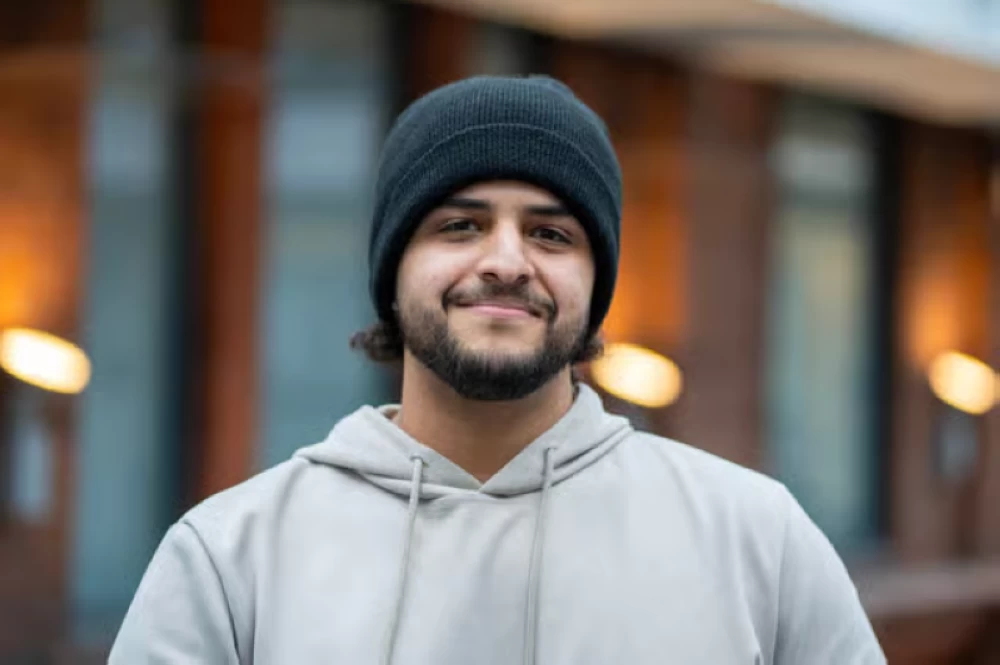 المبتعث السعودي حمزة البار.