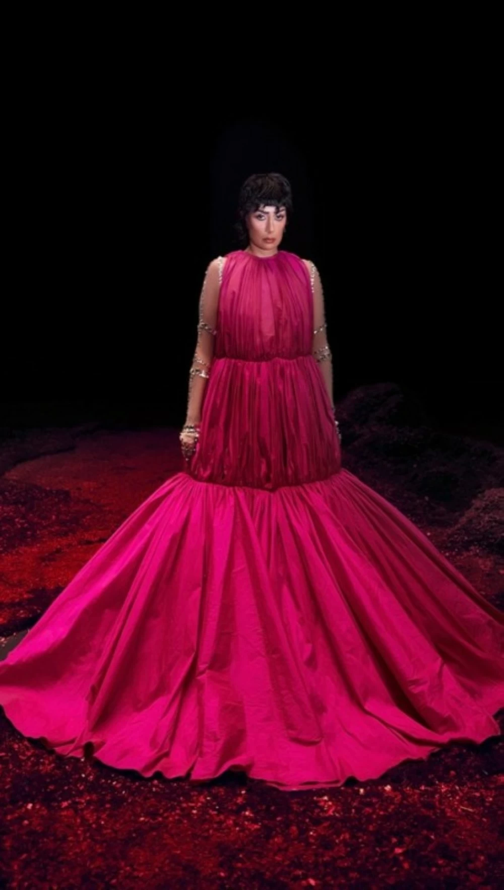 غادة عبدالرازق تستمر بإثارة الجدل بإطلالة فوشية منفوخة