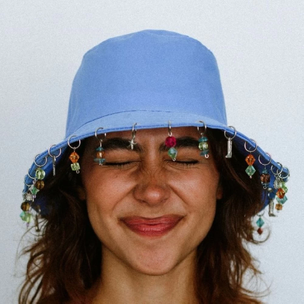 القبعات المطرزة