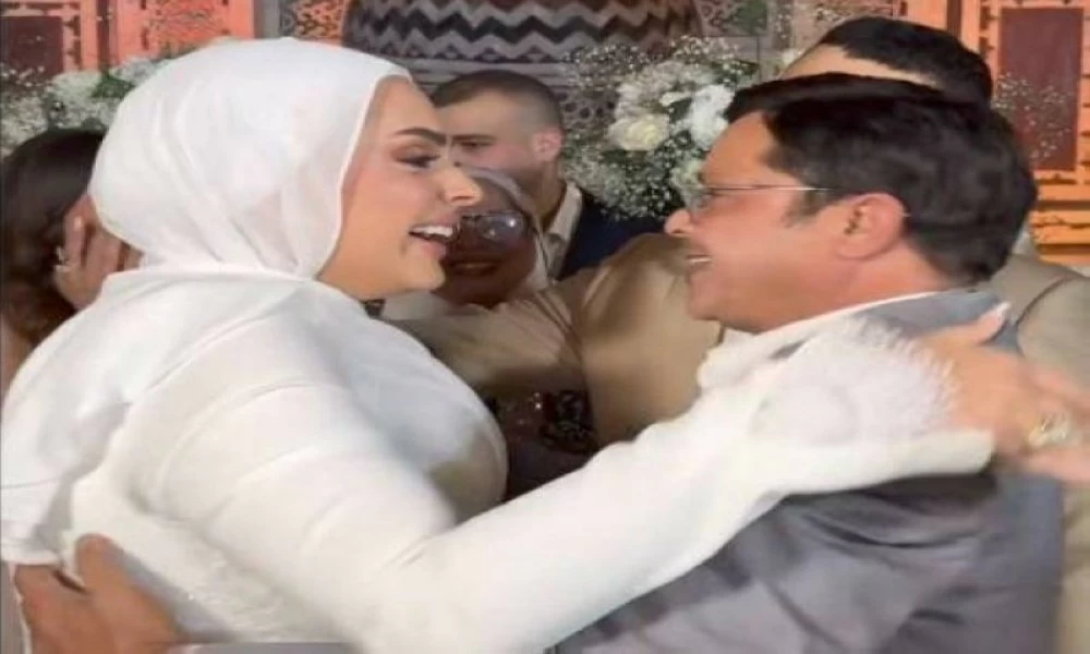 محمد هنيدي مع ابنته خلال عقد القران.