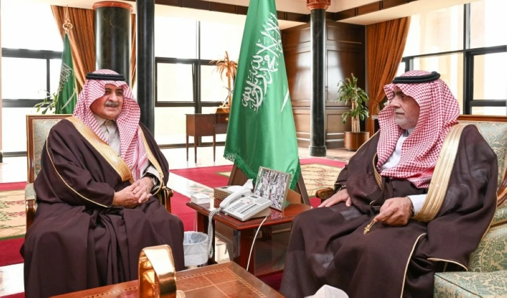  أمير تبوك الأمير فهد بن سلطان بن عبدالعزيز، خلال استقباله أمس، مدير عام التعليم بالمنطقة ماجد القعير.