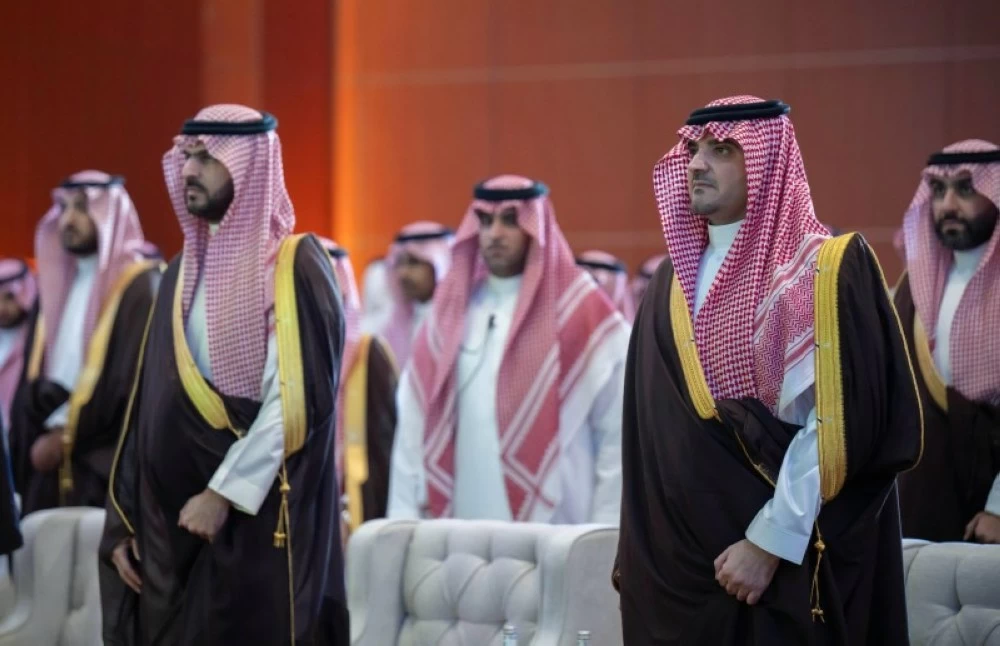 وزير الداخلية الأمير عبدالعزيز بن سعود يُكرّم الفائزين في كأس نادي الصقور 2025.