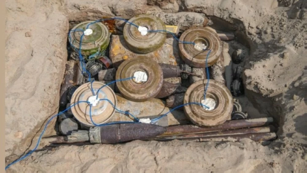 السعودية تواصل عبر ذراعها الإنسانية مركز الملك سلمان للإغاثة، جهودها في تطهير الأراضي اليمنية من الألغام. (واس)