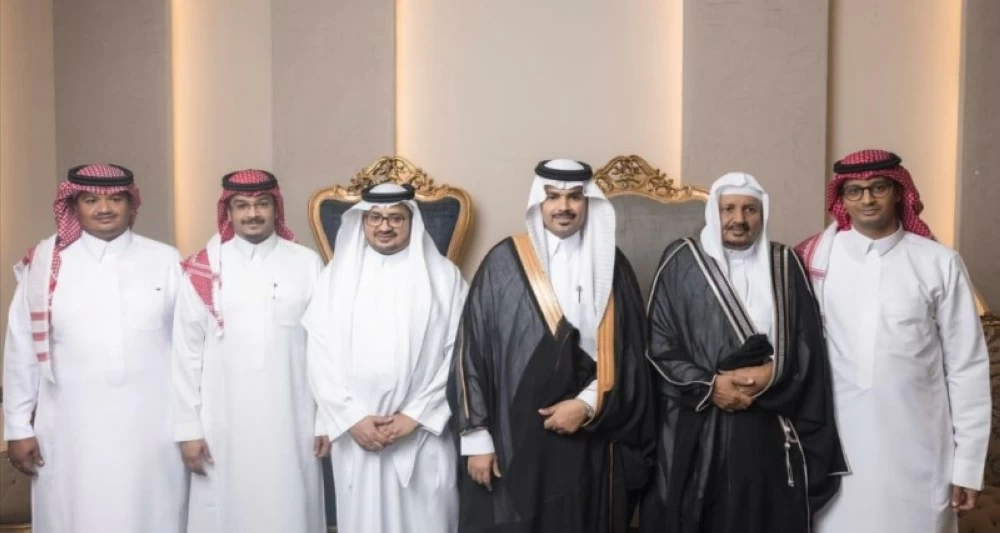 العريس متوسطاً أقاربه والمهنئين بالزفاف.