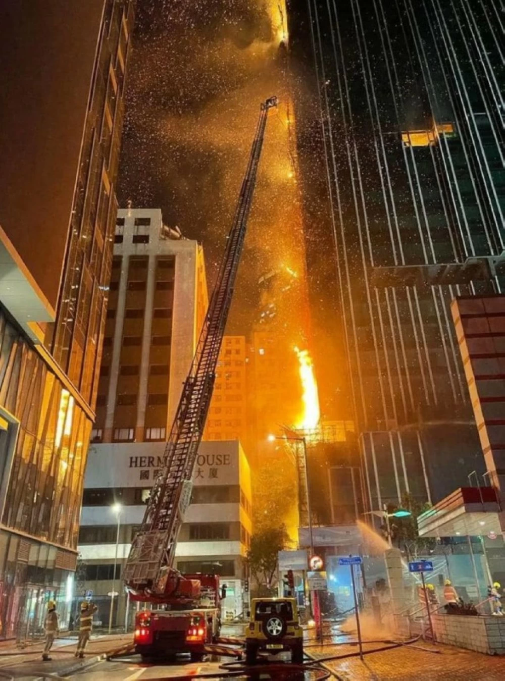 الحريق الهائل سرعان ما امتد إلى سبعة أبراج مجاورة بسبب الشباك الواقي القابل للاشتعال الذي كان يغطي الهيكل الخشبي لأعمال التجديدات الجارية.