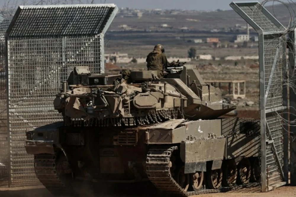 دبابة إسرائيلية تدخل المنطقة العازلة بين إسرائيل وسورية قرب القنيطرة.(إ ب أ)