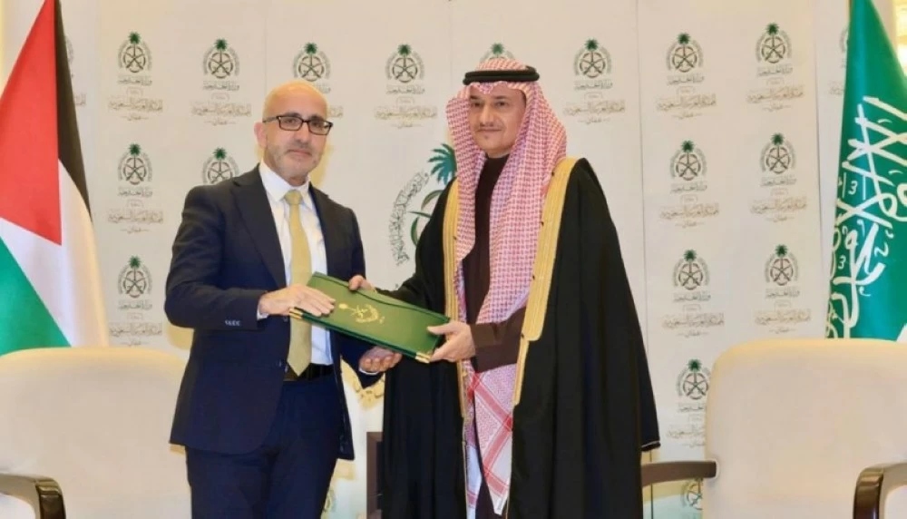 سفير خادم الحرمين في الأردن يُسلّم دفعة من دعم السعودية المالي لفلسطين