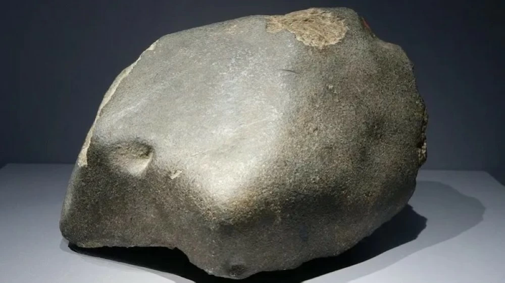 احتفظ الرجل بالصخرة لسنوات معتقداً أن بداخلها ذهباً.